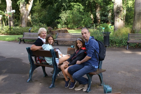 20251211-Lucette au Jardin des Plantes avec les Barcelonais et leurs filles racontant Jules Verne @ greeters_fr Lucette au Jardin des Plantes avec les Barcelonais et leurs filles racontant Jules Verne © greeters 2025