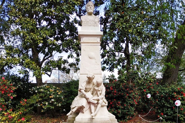 20251211-statut de Jules Vernes statut de Jules Vernes © greeters 2025