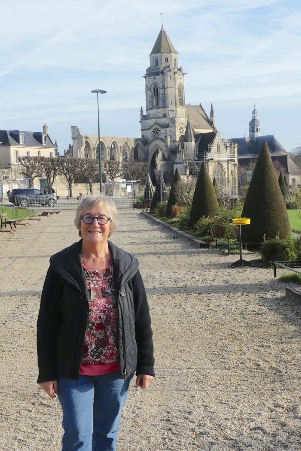 Françoise devant l'église St Etienne
