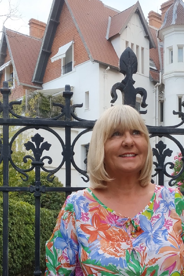 Carole en balade devant la Villa les Mimosa Balade Villa des Mimosas © Greeter2026